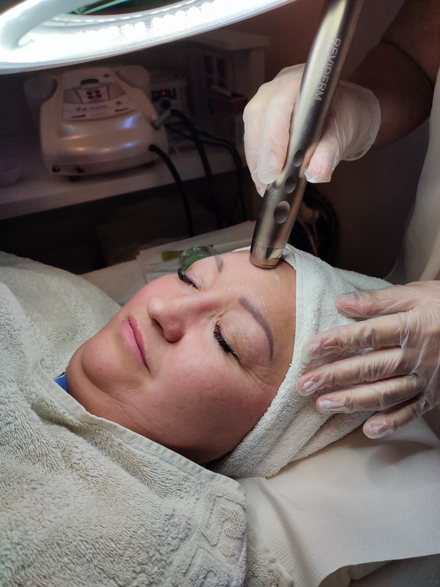 CellJet-Ultraschallbehandlung mit dem REVIDERM-Handstück unter der Lupenleuchte bei Rund um Schön in Horgau