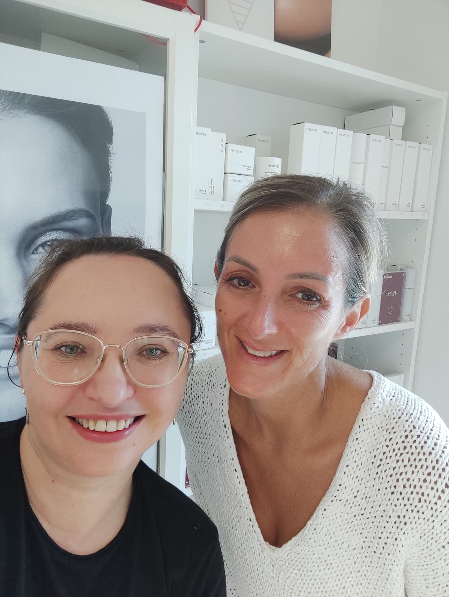 Diana Maier mit einer lächelnden Kundin nach der Behandlung