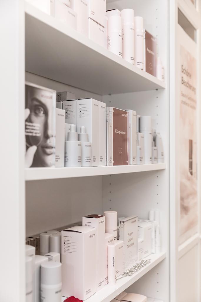 REVIDERM-Produktregal im Kosmetikstudio Rund um Schön in Horgau