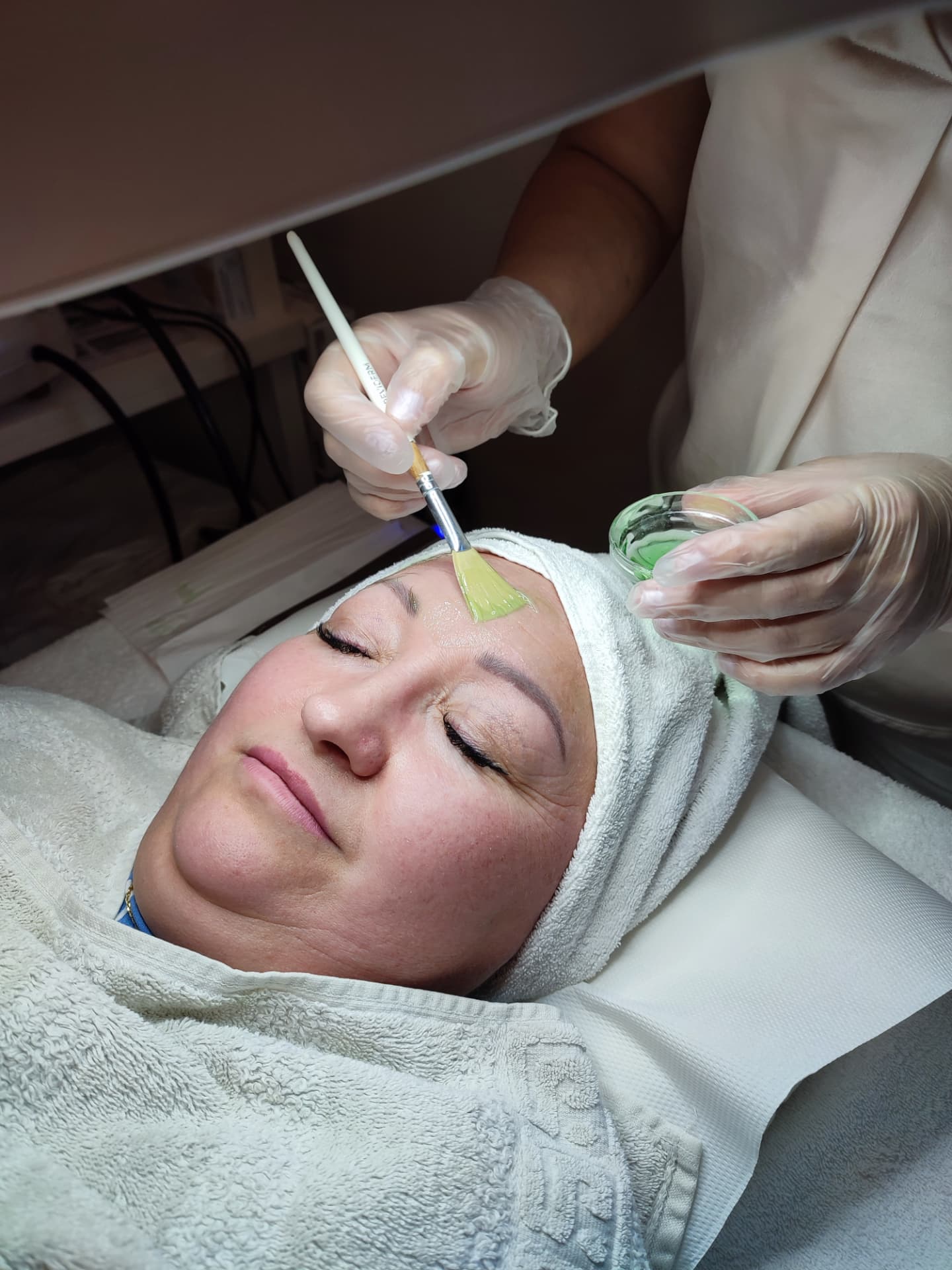 Fruchtsäure-Peeling: Auftragen des Peelings mit dem Pinsel bei Rund um Schön in Horgau