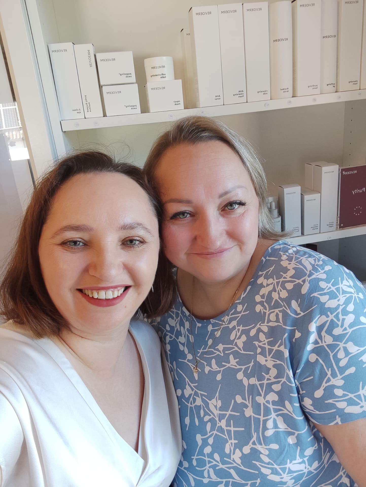 Diana Maier mit einer glücklichen Kundin vor dem REVIDERM-Regal